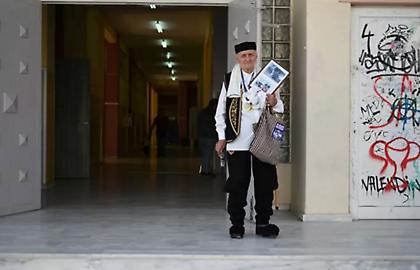 Λάρισα: Πήγε στην κάλπη με τη γκλίτσα και τα τσαρούχια
