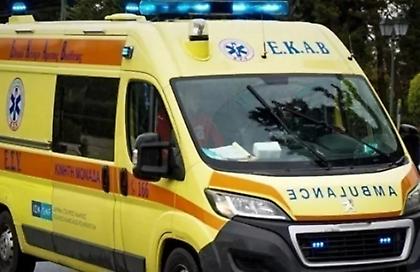 Σοβαρό τροχαίο στη Βούλα: Αυτοκίνητο έπεσε σε δέντρο - Σε σοβαρή κατάσταση η 23χρονη οδηγός