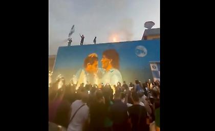 Στη Νάπολη το… ζουν διαφορετικά: Εγκαινίασαν τοιχογραφία του Μαραντόνα με μουσική και πυροτεχνήματα!