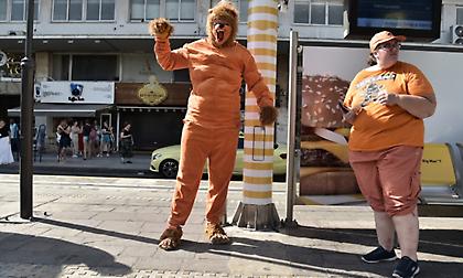 Έβαψαν… «οράνιε» το κέντρο της Αθήνας οι Ολλανδοί! (pics)