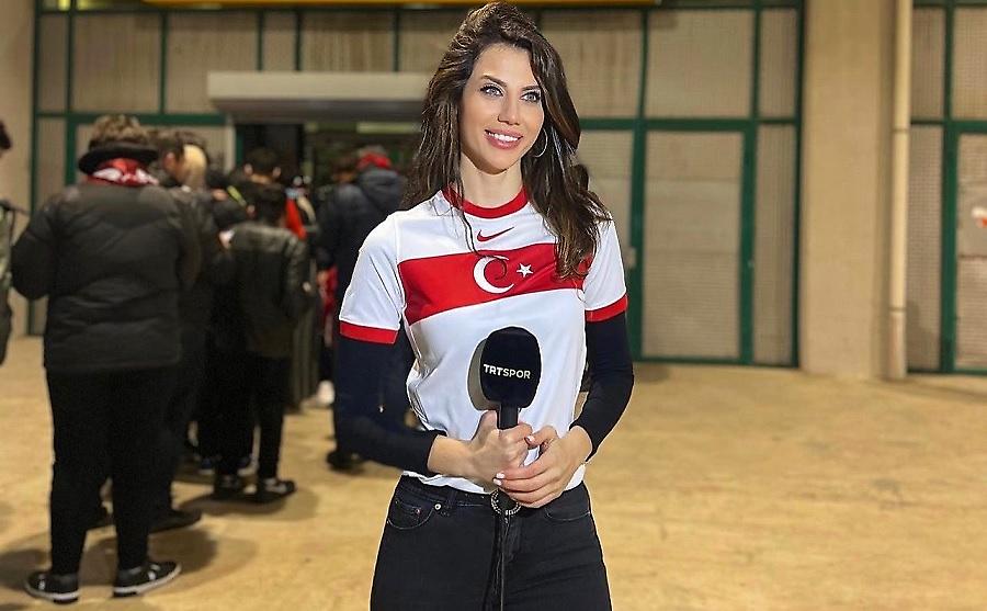 Εντυπωσιακή Τουρκάλα παρουσιάστρια πανηγύρισε την πρόκριση στο Euro φορώντας φανέλα εθνικής