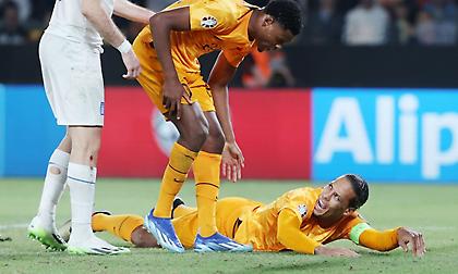 Φαν Ντάικ: «Άθλιος αγωνιστικός χώρος! Πώς επιτρέπεται να διεξάγονται αγώνες τέτοιου επιπέδου εδώ;»