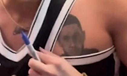 «Κουφάθηκε» με οπαδό που είχε χτυπήσει τατού με το πρόσωπό του ο Σίμονς!