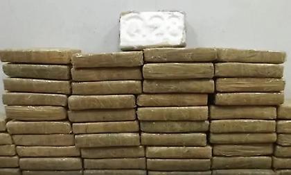 Εντοπίστηκε κοντέινερ με σχεδόν 67 κιλά κοκαΐνη στον Πειραιά: Έγιναν τρεις συλλήψεις