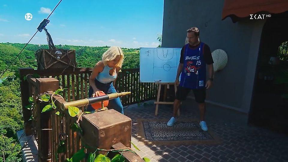 Η Καλομοίρα ντριπλάρει με μπάλα μπάσκετ: «Βάλτο κορίτσι μου»