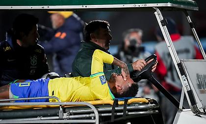 Αγωνία με Νεϊμάρ: Τραυματίστηκε στο Oυρουγουάη-Βραζιλία αποχωρώντας με λυγμούς