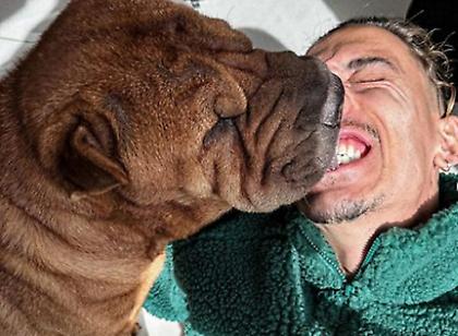 Η επίθεση... αγάπης στον Τσιμίκα από τον σκύλο του