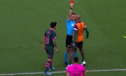 Ο Φελίπε Μέλο πήρε κόκκινη και... κόλλησε πρόσωπο με πρόσωπο με τον ρέφερι!