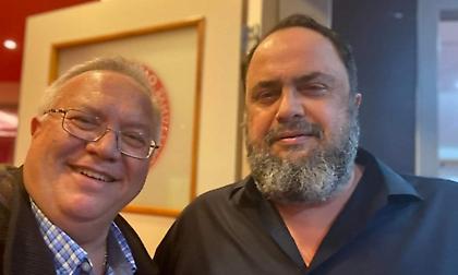 Αυτός είναι ο γιατρός του ντέρμπι - Βραβεύτηκε από τους βετεράνους του Ολυμπιακού πριν 3 μήνες