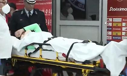 Η στιγμή της αποχώρησης του Χουάνκαρ από το «Γ. Καραϊσκάκης» με φορείο και κολάρο