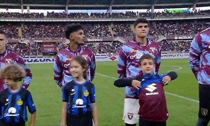 Οι μεγάλες αγάπες δεν... κρύβονται: Απίθανος πιτσιρικάς ποζάρει με ζήλο με τη φανέλα της Τορίνο!