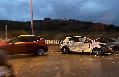 Καραμπόλα 4 αυτοκινήτων με 3 τραυματίες στη Θεσσαλονίκη