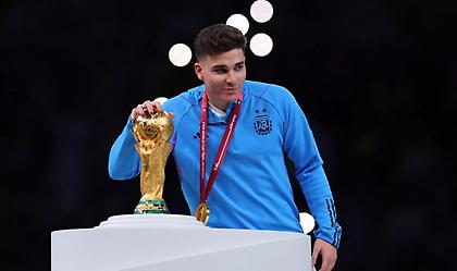 «Ο Άλβαρες χάιδευε το τρόπαιο του Μουντιάλ λες και ήταν το πρώτο του παιδί»