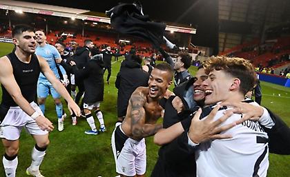 Το πάρτι στον αγωνιστικό χώρο και την κερκίδα μετά τη σπουδαία νίκη του ΠΑΟΚ