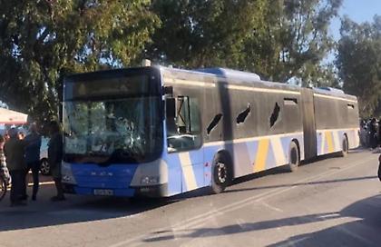 Τρόμος σε λεωφορείο στην Αρτέμιδα: Άνδρας έσπαγε τζάμια και φώναζε «θα σας σκοτώσω όλους»