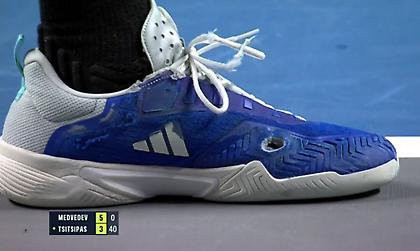 Με τρύπιο παπούτσι και πληγή στο γόνατο αγωνίζεται ο Τσιτσιπάς