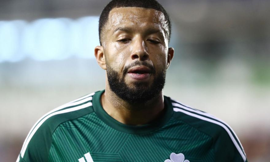 Αναγκαστική αλλαγή ο Βιλένα στο 26' με πρόβλημα στο γόνατο