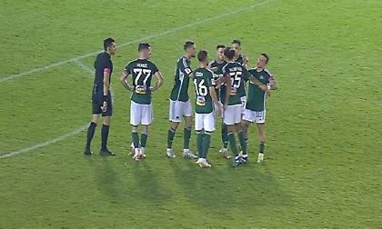 Ένταση μεταξύ Αράο και Μλαντένοβιτς για εκτέλεση φάουλ, τους έκανε αλλαγή ο Γιοβάνοβιτς!