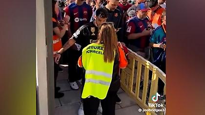 Η ασφάλεια στο «Μοντζουίκ» ανάγκασε φίλο της Ρεάλ να βγάλει τη φανέλα της και την πέταξε στον κάδο