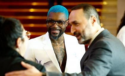 Με γαλάζιο μαλλί και… μπόλικο στιλ στη «Χρυσή Μπάλα» ο Σισέ