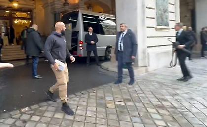 Είναι παντού: Ο Γιασίν περιμένει τον Μέσι να κατέβει από το ξενοδοχείο στο Παρίσι!