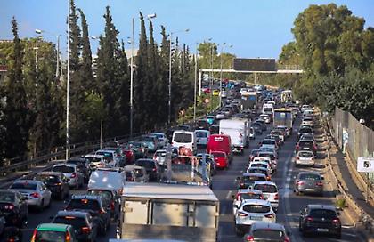 Κίνηση στους δρόμους: Μεγάλες καθυστερήσεις στην Αττική Οδό