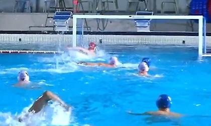 Τερματοφύλακας στο πόλο «κρέμασε» τον αντίπαλό του από τα 28 μέτρα!