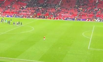 Ο μόνος παίκτης της Γιουνάιτεντ που έμεινε να χαιρετήσει στο «Ολντ Τράφορντ» μετά τη συντριβή