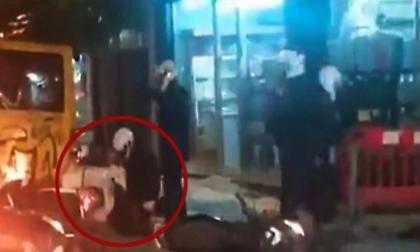 Αστυνομικοί γρονθοκοπούν ασταμάτητα πεσμένο διαδηλωτή στην πλατεία Βικτωρίας!