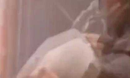 Βίντεο-σοκ: Ακροδεξιοί ρίχνουν βενζίνη σε βαγόνι με πολίτες και αντιφασίστες φωνάζοντας «κάψτους»!