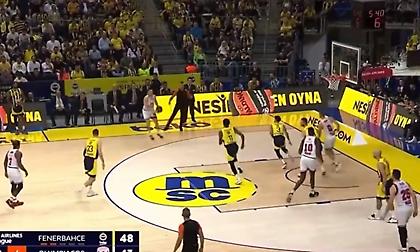 To τρίποντο του Παπανικολάου μετά την εξαιρετική συνεργασία των παικτών του Ολυμπιακού