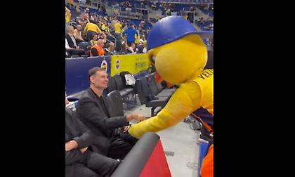 Η μασκότ της Φενέρ κέρασε σοκολατάκι τον Γιώργο Μπαρτζώκα!