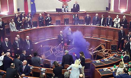 Χειροδικίες και καπνογόνα στο αλβανικό κοινοβούλιο
