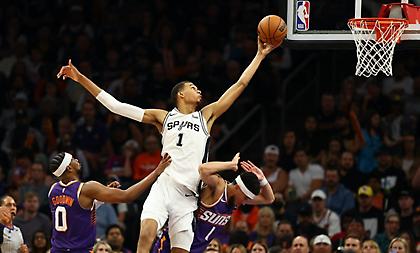 Απίθανος Γουεμπανιαμά με 38 πόντους, ξανά νικητές στο Φίνιξ οι Σπερς