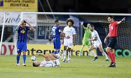 Κόκκινη στον Αράο ο Μανούχος με δεύτερη κίτρινη ενώ δεν έχει κάνει καν φάουλ!