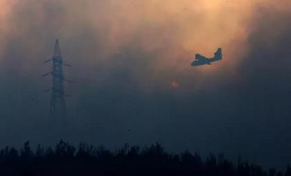Ανεξέλεγκτη μαίνεται η φωτιά στην Κάρυστο - Εκκενώθηκαν χωριά- Δεν πέταξαν τα αεροσκάφη λόγω των πολύ ισχυρών ανέμων