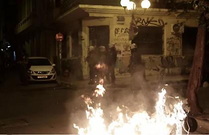 Εξάρχεια: Επιθέσεις με πέτρες και μπουκάλια εναντίον διμοιριών των ΜΑΤ στα Εξάρχεια