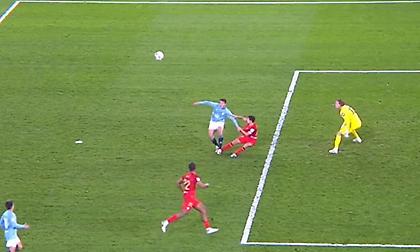 «Έπνιξαν» πέναλτι στον Δουβίκα και ο Άσπας γκρέμισε το μόνιτορ του VAR!