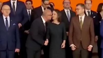 Σάλος με το φιλί Κροάτη υπουργού στη Γερμανίδα ομόλογό του, Ανναλένα Μπέρμποκ