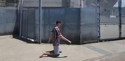 Οπαδός της Φλουμινένσε πήγε γονατιστός στο «Μαρακανά» μετά από... τάμα για την κατάκτηση του Λιμπερταδόρες