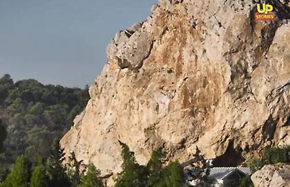 To μυστηριώδες προφίλ ενός άντρα λαξευμένο στο βράχο της Ακρόπολης