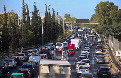 Μποτιλιάρισμα στην Κηφισού στο ύψος του Ρέντη λόγω πτώσης λαδιών και χωμάτων στο οδόστρωμα
