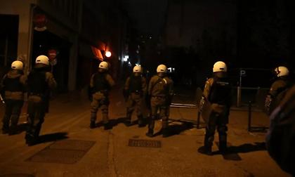 Επίθεση με πέτρες και μπουκάλια σε διμοιρία των ΜΑΤ στα Εξάρχεια