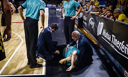 Ο διαιτητής στο Τενερίφη-Ρίγα υπέστη ρήξη χιαστού και έφυγε με φορείο από το παρκέ!