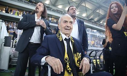 Νεστορίδης μέσα από το ασθενοφόρο: «Στο δεύτερο ημίχρονο θα τους κερδίσουμε»