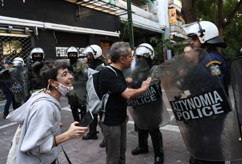 Ένταση και προσαγωγές σήμερα στα Εξάρχεια για τα δέντρα του μετρό
