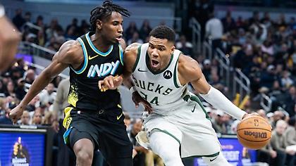 Μυθική εμφάνιση με 54 πόντους ο Αντετοκούνμπο, έχασαν στο φινάλε οι Μπακς στην Ινδιανάπολη