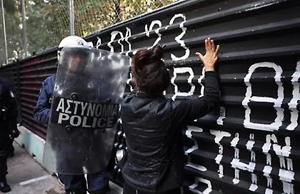 Ένταση και προσαγωγές σήμερα στα Εξάρχεια για τα δέντρα του μετρό