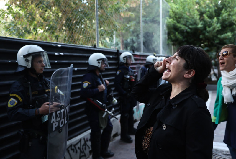 Ένταση και προσαγωγές σήμερα στα Εξάρχεια για τα δέντρα του μετρό