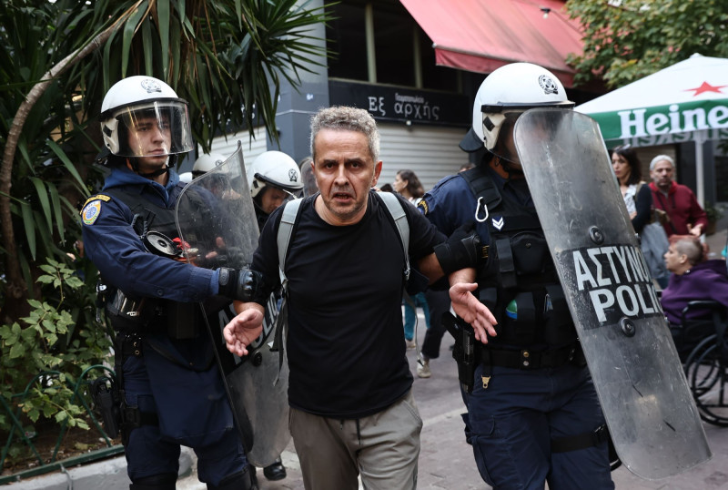 Ένταση και προσαγωγές σήμερα στα Εξάρχεια για τα δέντρα του μετρό